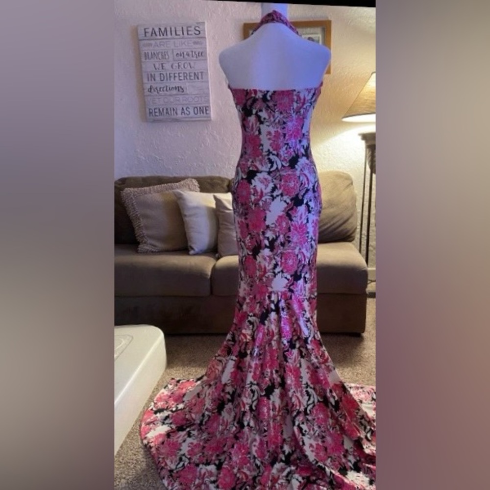 Elegant Pink Floral Halter Designer Dress 🌺 - Picture 3 of 11